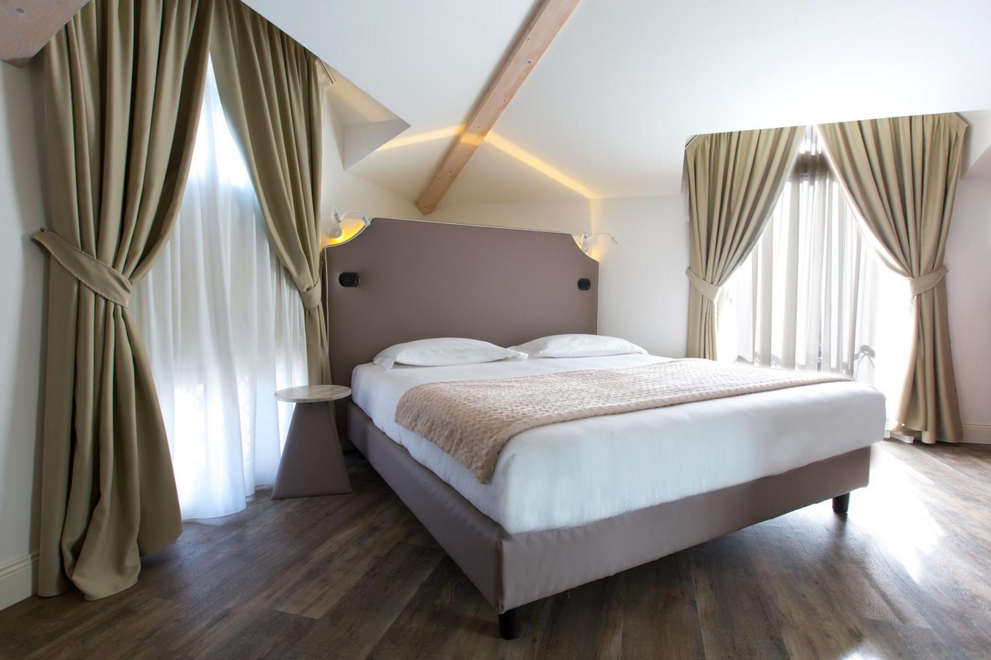 Hotel Al Campanile - Luxury Suites & Apartments Μπαβένο Εξωτερικό φωτογραφία