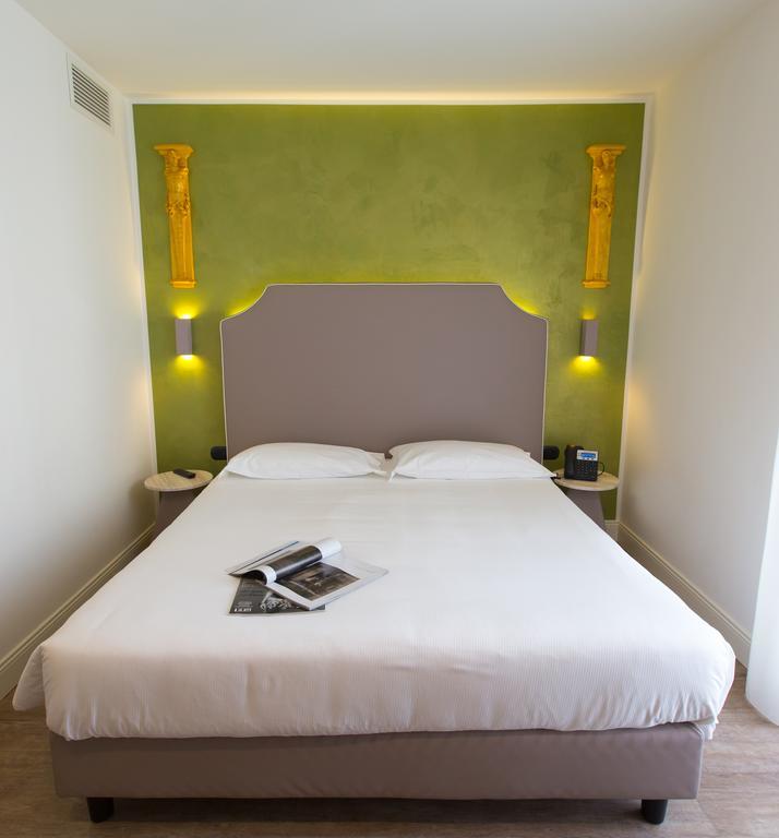 Hotel Al Campanile - Luxury Suites & Apartments Μπαβένο Εξωτερικό φωτογραφία